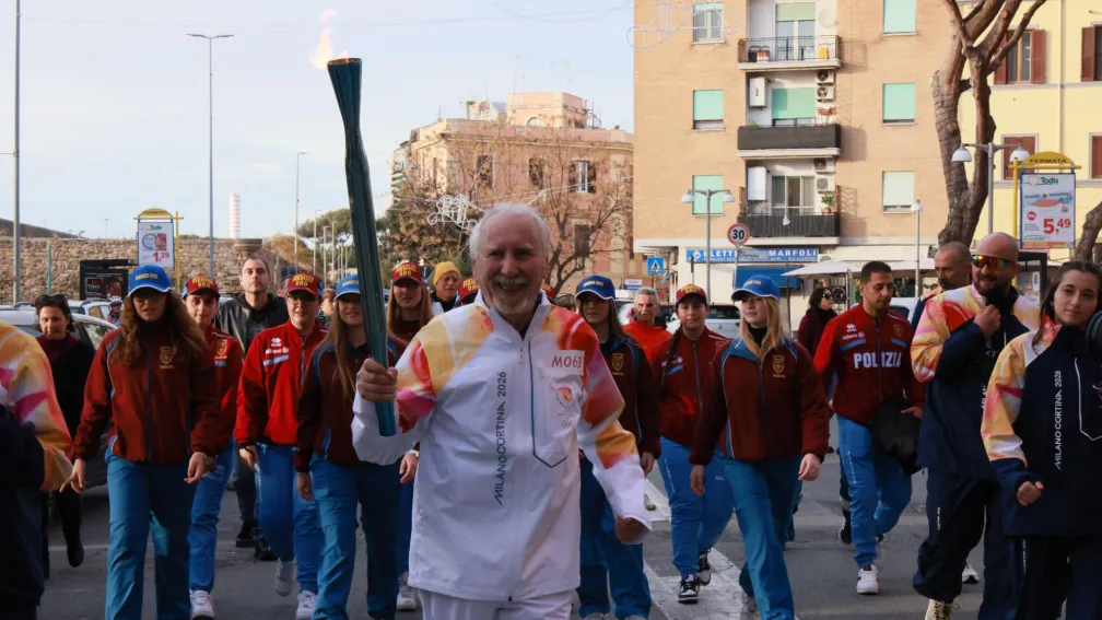 Roma - Un tedoforo con la fiamma olimpica