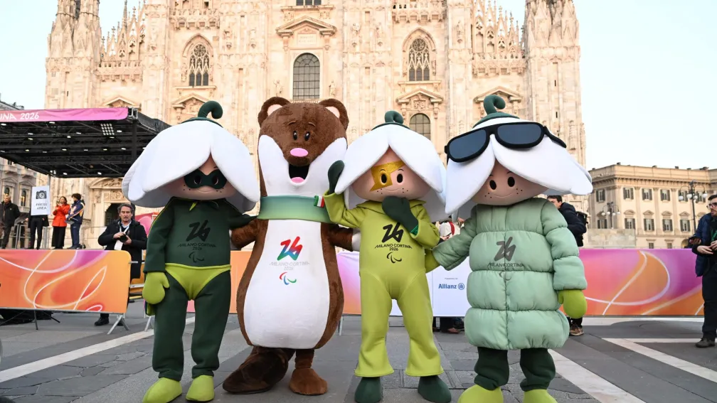 Milo e le mascotte in piazza Duomo