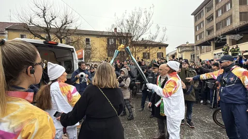 Magenta 'kiss' olimpico in piazza