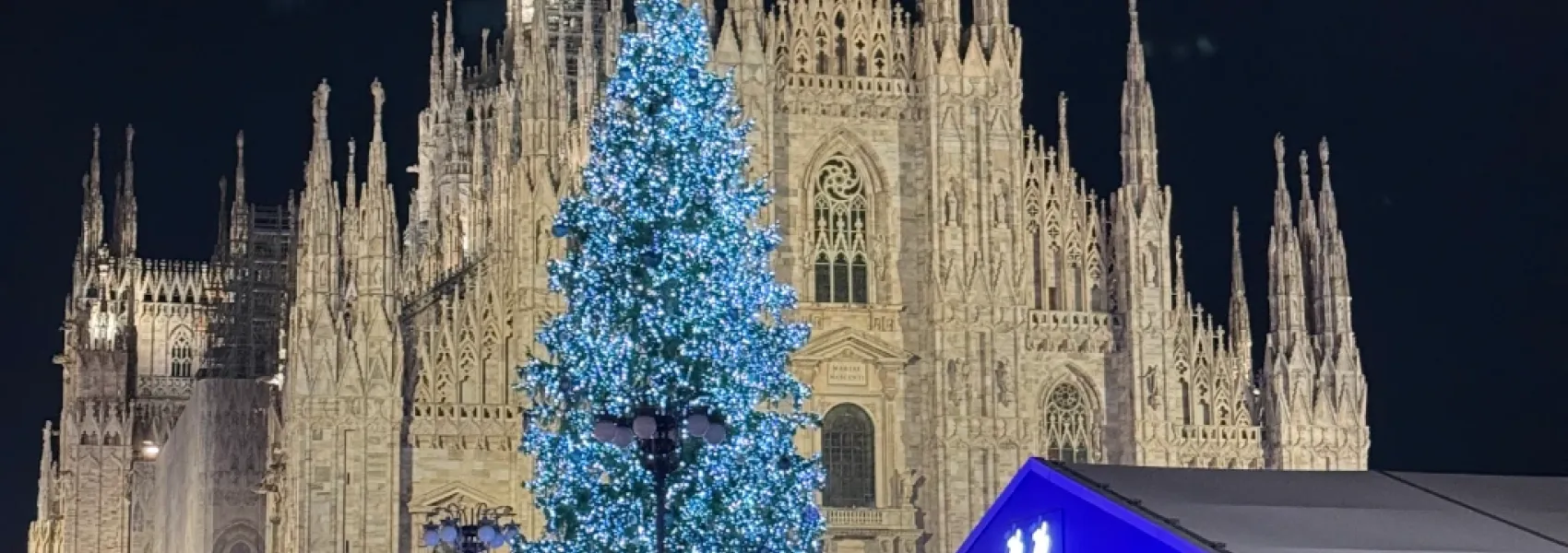 Il Duomo di Milano con albero ni Natale e stand Milano Cortina