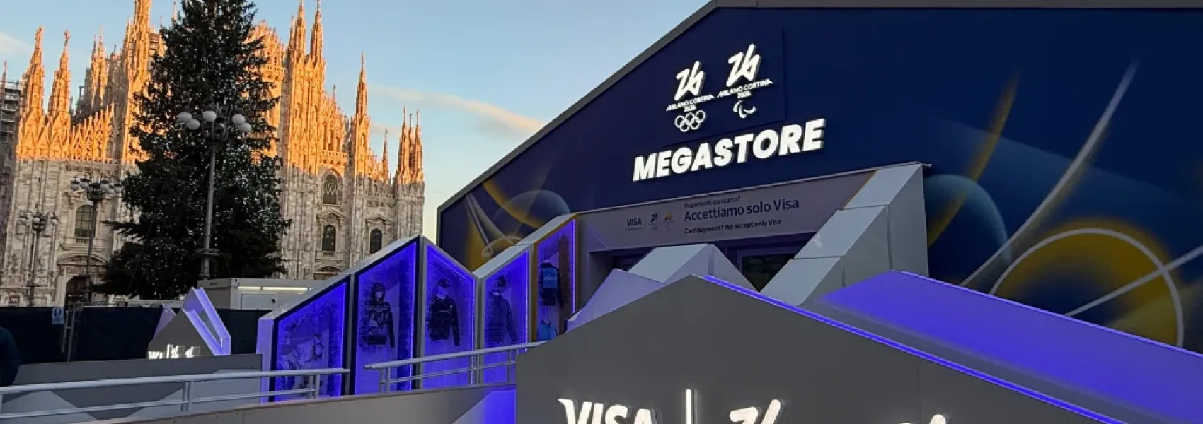 Il Duomo di Milano con albero ni Natale e stand Milano Cortina